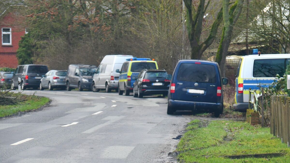 Mehr als ein dutzend Polizeifahrzeuge parkten am Mittwochmorgen an der Straße Geversdorf-Laak. Die eingesetzten Polizeibeamten und -beamtinnen durchsuchten das Gelände quadratmeterweise. Foto: Schröder