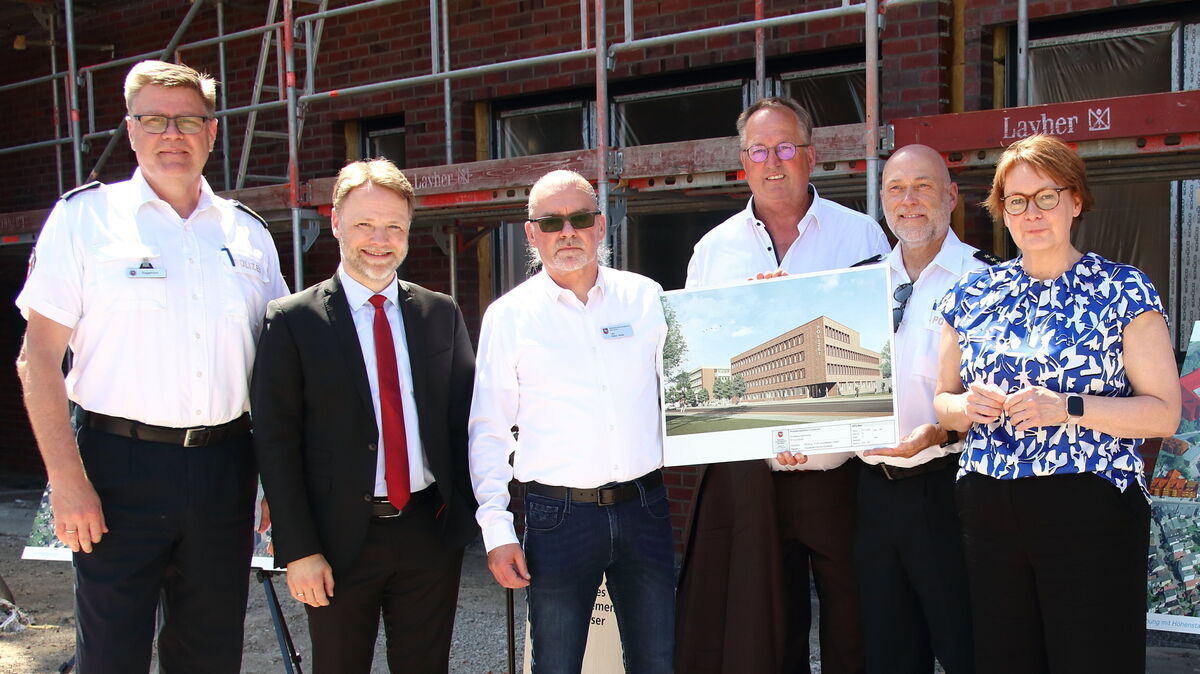 So wird es an der Werner-Kammann-Straße nach der Gerüstabnahme aussehen: Polizeipräsident Andreas Sagehorn, Finanzminister Gerald Heere, Baumanagement-Leiter Stefan Müller, OB Uwe Santjer, Inspektionsleiter Michael Hasselmann und Innenministerin Daniela Behrens (v. l.) mit einer Animation des fertigen Erweiterungsgebäudes. Fotos: Koppe