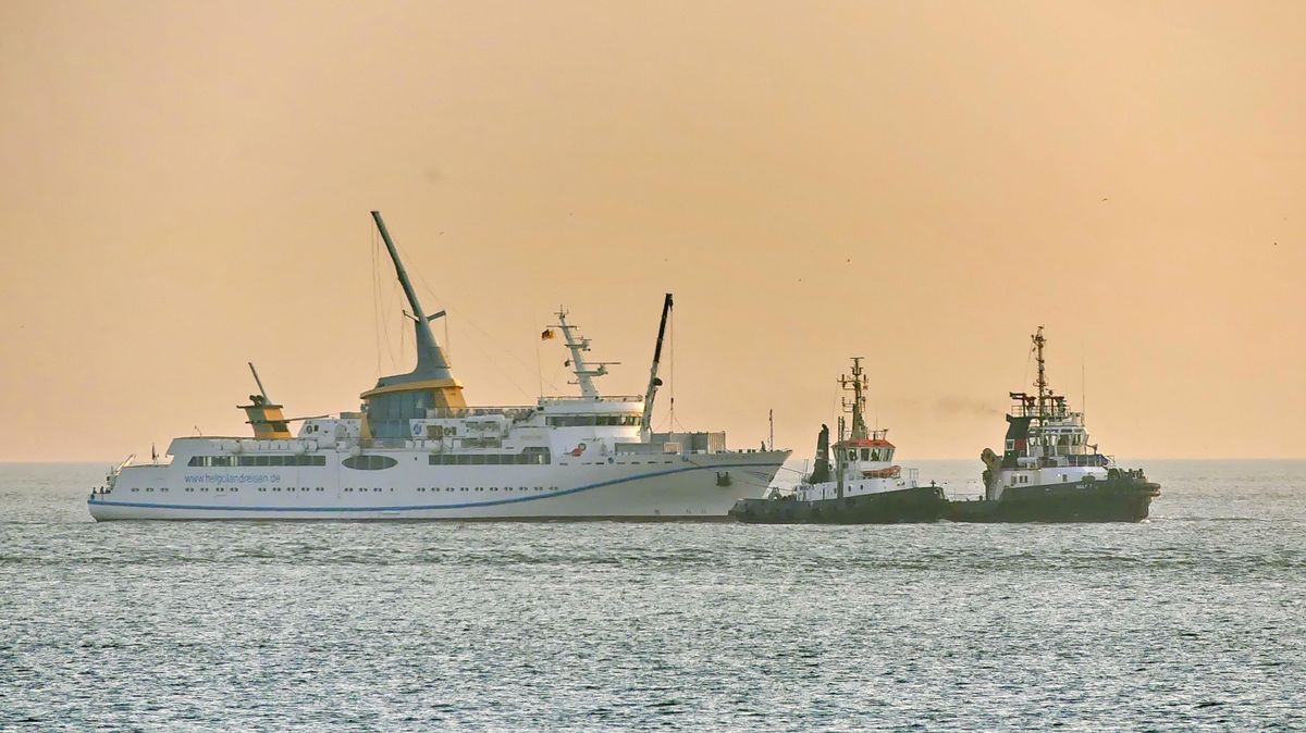 Der Schlepper WULF 7 hat am Mittwochabend die MS Helgoland ab Helgoland geschleppt und Schlepper WULF 5 ist Donnerstagmorgen auf Höhe der Grimmershörnbucht um kurz nach 5 Uhr zur Assistenz dazu gekommen. Foto: Lisa Sonntag