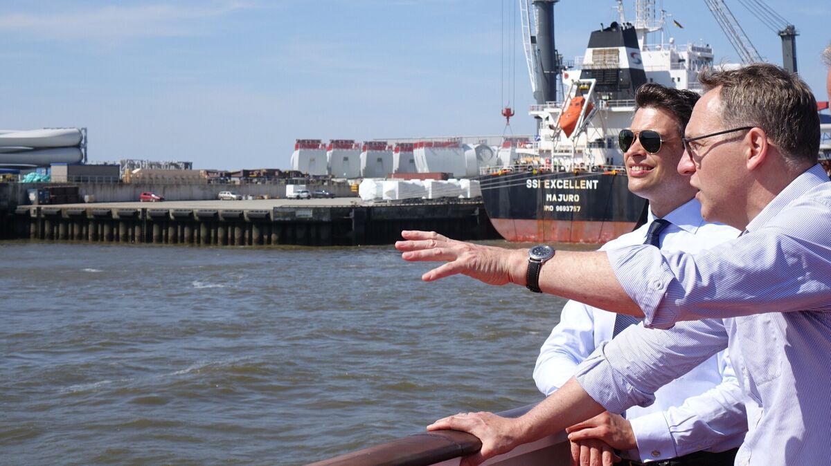 Kapitän Arne Ehlers, Vorsitzender der Hafenwirtschaftsgemeinschaft Cuxhaven, informierte den Koordinator der Bundesregierung Christoph Ploß (l.) über die aktuellen Entwicklungen im Hafen. Foto: Larschow