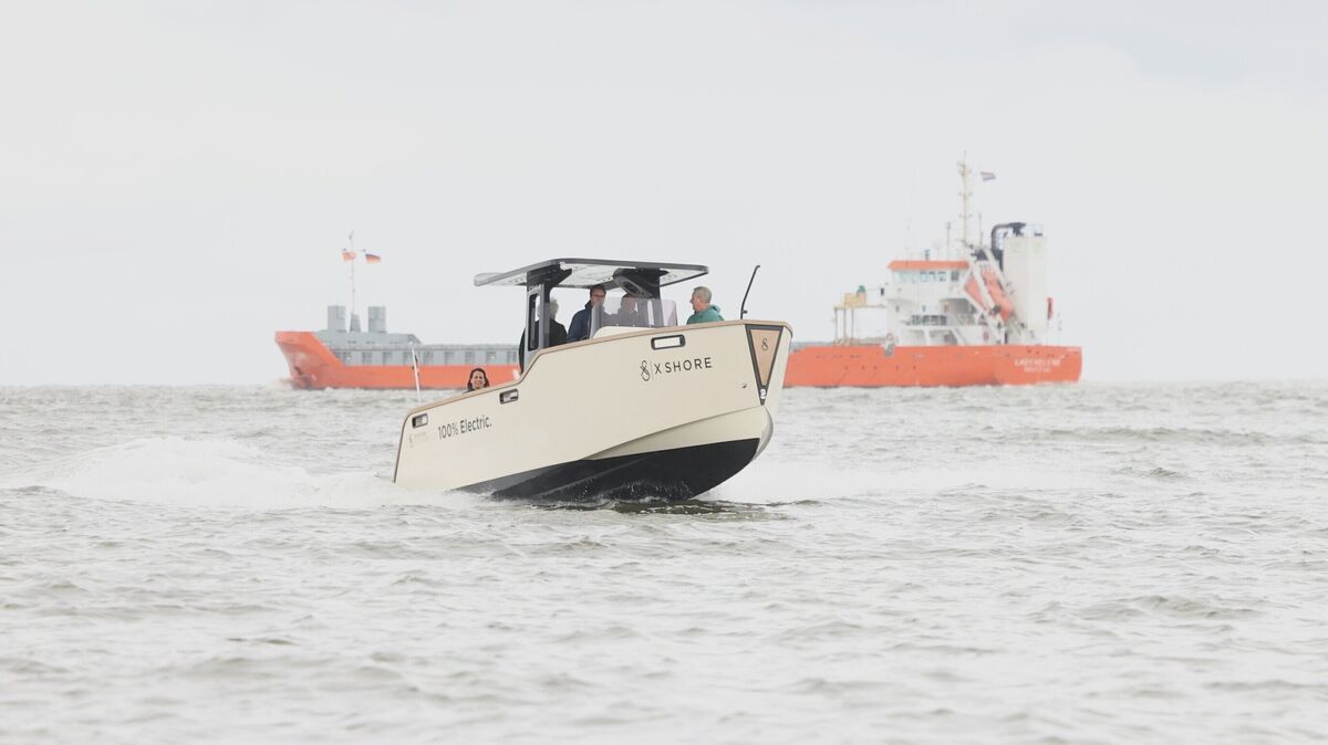 Meere, Seen und die Natur zu 100 Prozent elektrisch entdecken: Mit dem Gleiterboot „Eelex 8000“ und einem Elektromotor mit bis zu 170 Kilowatt ging es Richtung Kugelbake. Foto: Larschow