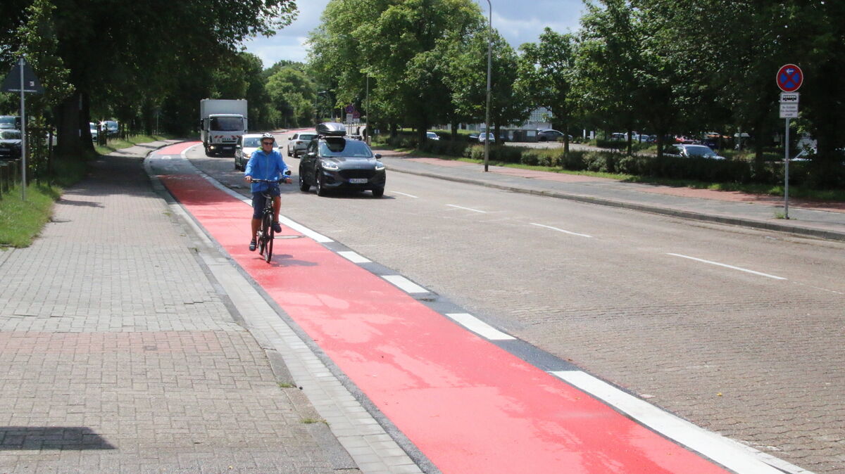 Vor zwei Jahren wurde dieser Radweg entlang der viel befahrenen Duhner Allee ausgewiesen. Für die meisten ein Gewinn. Allerdings endet der Radweg vor dem Duhner Kreisel. Ab da wird die Lage unübersichtlich, weil dort Autofahrer, Fußgänger und Radler aufeinandertreffen. Foto: Potschka