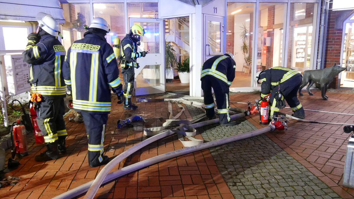 Während sich die Atemschutzgeräteträger ausrüsteten, verlegten Einsatzkräfte von wasserführenden Fahrzeugen aus Schlauchleitungen in das Gebäude. Foto: Jürgen Lange