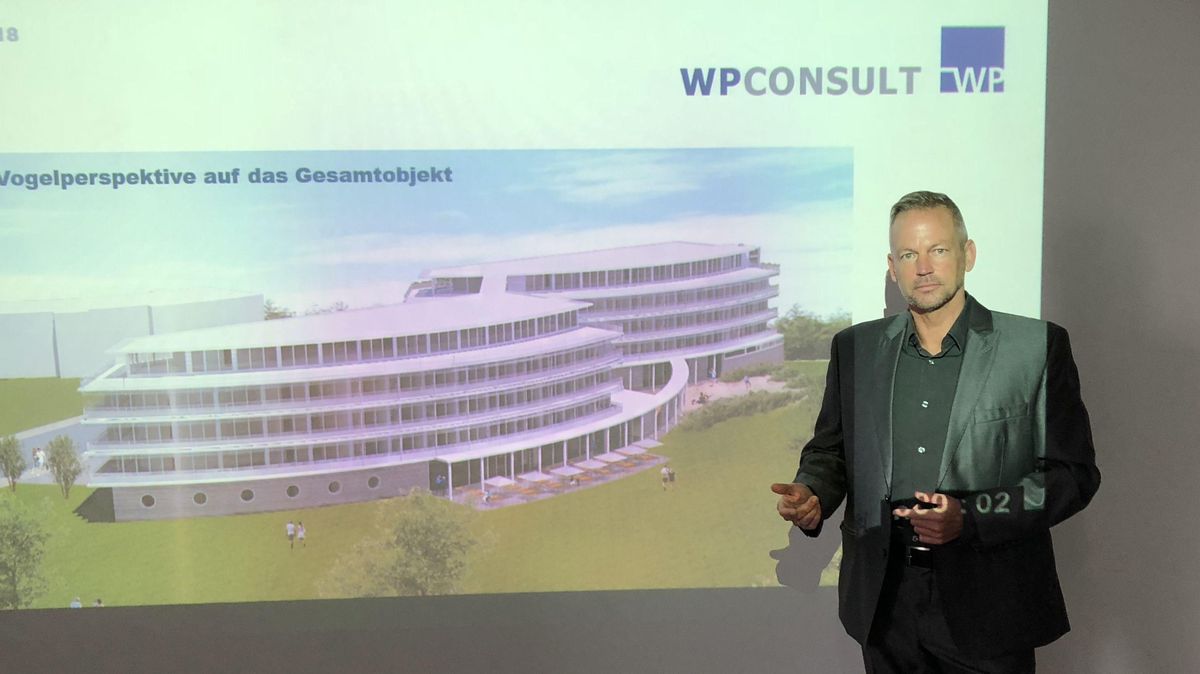 Projektplaner Dr. Jürgen Welsch ist überzeugt davon, dass er für das 140-Zimmer-Hotel hinter dem Seedeich in Dorum-Neufeld einen Investor finden wird. Vom Gemeinderat gab es jetzt grünes Licht für das Bebauungsplan-Verfahren. Foto: WP-consult