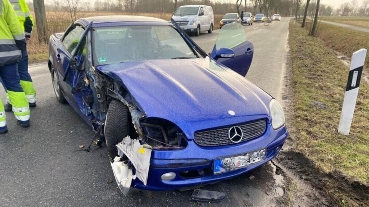 Der Wagen wurde im Frontbereich schwer beschädigt und musste nach Angaben der Polizei Cuxhaven abgeschleppt werden. Foto: Polizei Cuxhaven