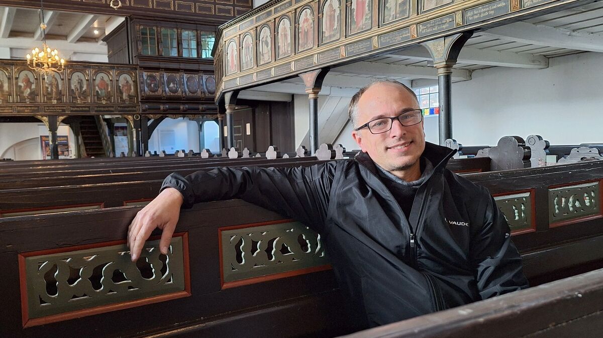 Kreiskantor Christian Müller fühlt sich sichtlich wohl im Kirchenkreis Cuxhaven-Hadeln. Offiziell eingeführt ins verantwortungsvolle Amt wird er am 18. April in der Kirche St. Severi in Otterndorf. Foto: Schoener