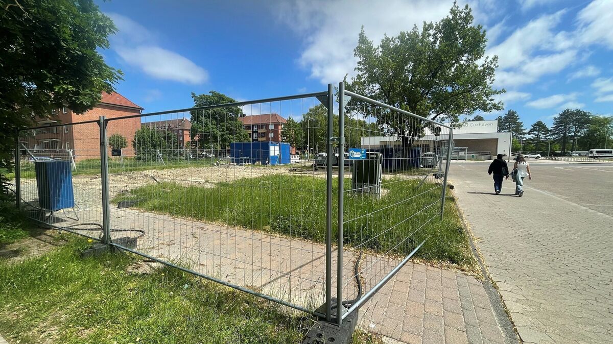 Der "Altbau" ist bereits abgerissen, der Baugrund schier. In der kommenden Woche sollen hier die Erdarbeiten beginnen, die dem Bau eines neuen Sanitärgebäudes für den Cuxhavener Wochenmarkt vorausgehen. Foto: Koppe