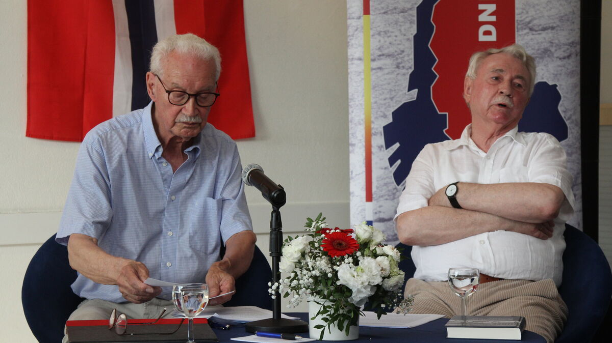 Es war nicht nur ein Vortrag, sondern auch ein Gespräch unter Freunden, die gemeinsam deutsche Hörfunkgeschichte mitgeprägt haben: Moderator Hermann Vinke (l.) und Autor und Medienwissenschaftler Dr. Peter von Rüden. Foto: Reese-Winne