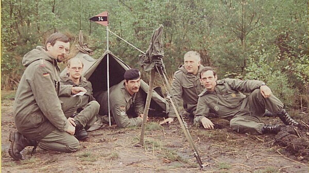 Offiziere des einstigen Panzerbataillons 74 im Gelände, laut Aufschrift auf dem Foto handelt es sich um Hauptmann Meier, Hauptmann Hohmeier, Oberstleutnant Waldschmidt, Major Detzner und Hauptmann Hoppe. Steht das demnächst auch neuen Soldaten in Altenwalde bevor? Foto: Archiv Thome