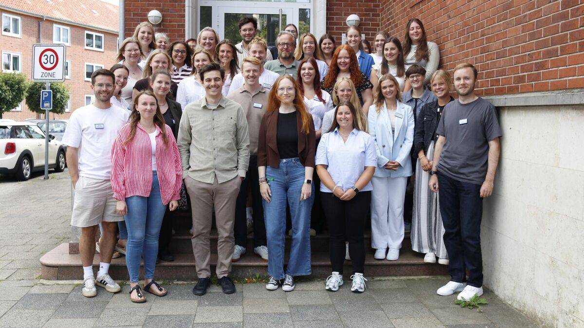 Werden in den kommenden 18 Monaten zusammen lernen, arbeiten und Praxiserfahrzungen austauschen: Die neuen Teilnehmerinnen und Teilnehmer des Cuxhavener Studienseminars für das Grund-, Haupt- und Realschullehramt. Foto: Koppe