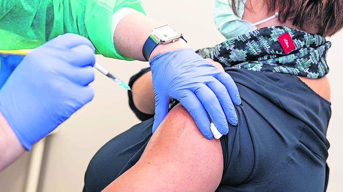 Die niedergelassenen Ärzte im Cuxland gehen ganz unterschiedlich mit der großen Nachfrage nach den Corona-Drittimpfungen (Booster) um. Foto: Gentsch/dpa