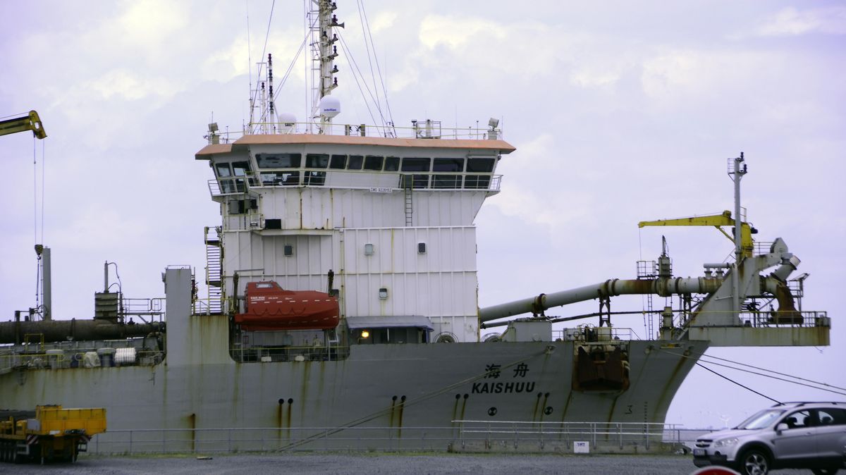 Das Baggerschiff "Kaishuu" liegt aktuell am Liegeplatz 9.3 vor Altenbruch. Foto: Rohde
