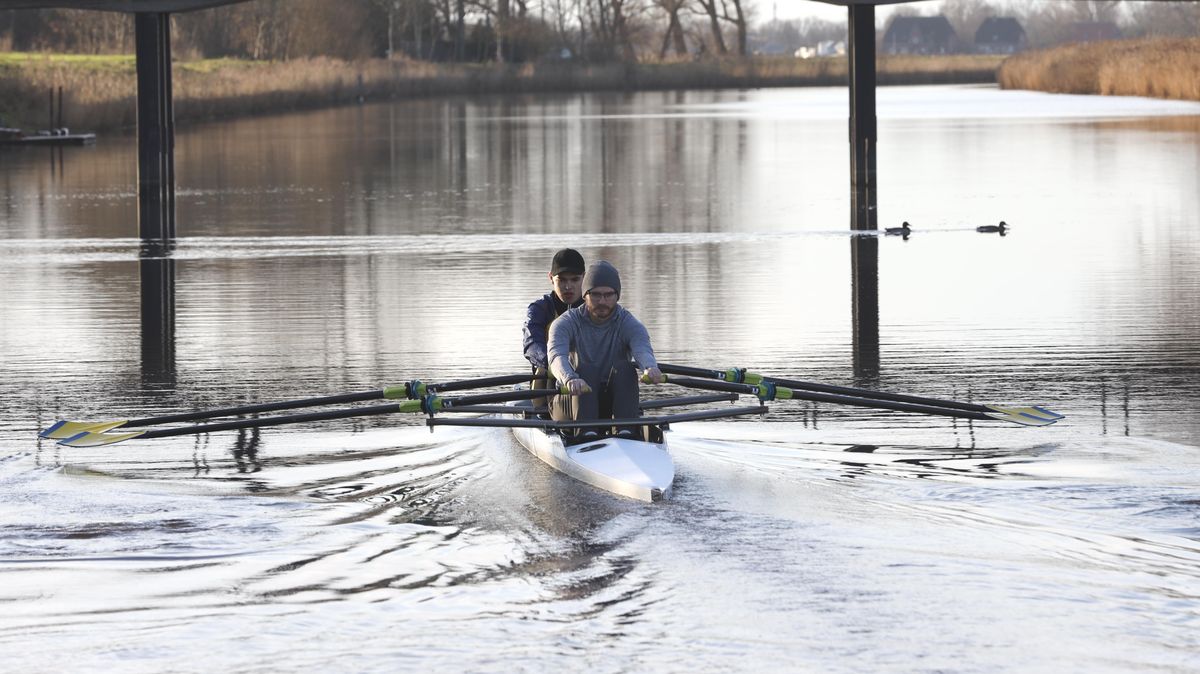Eine spiegelglatte Wasseroberfläche und Sonnenschein: Die Bedingungen für CN/NEZ-Sportredakteur Jan Unruh beim Ruderabenteuer auf dem Hadelner Kanal hätten kaum besser sein können. Foto: Carl Reinke