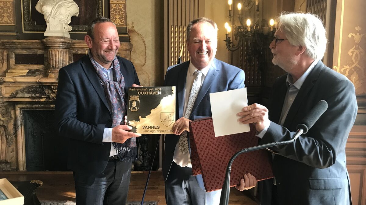 Der Partnerschaftkomiteevorsitzenden Paul Sdun (r.) überreichte im Beisein des Cuxhavener Oberbürgermeisters Uwe Santjer (M.) das Gegenstück zur Cuxhavener Plakette an Oberbürgermeister David Robo. Foto: Reese-Winne