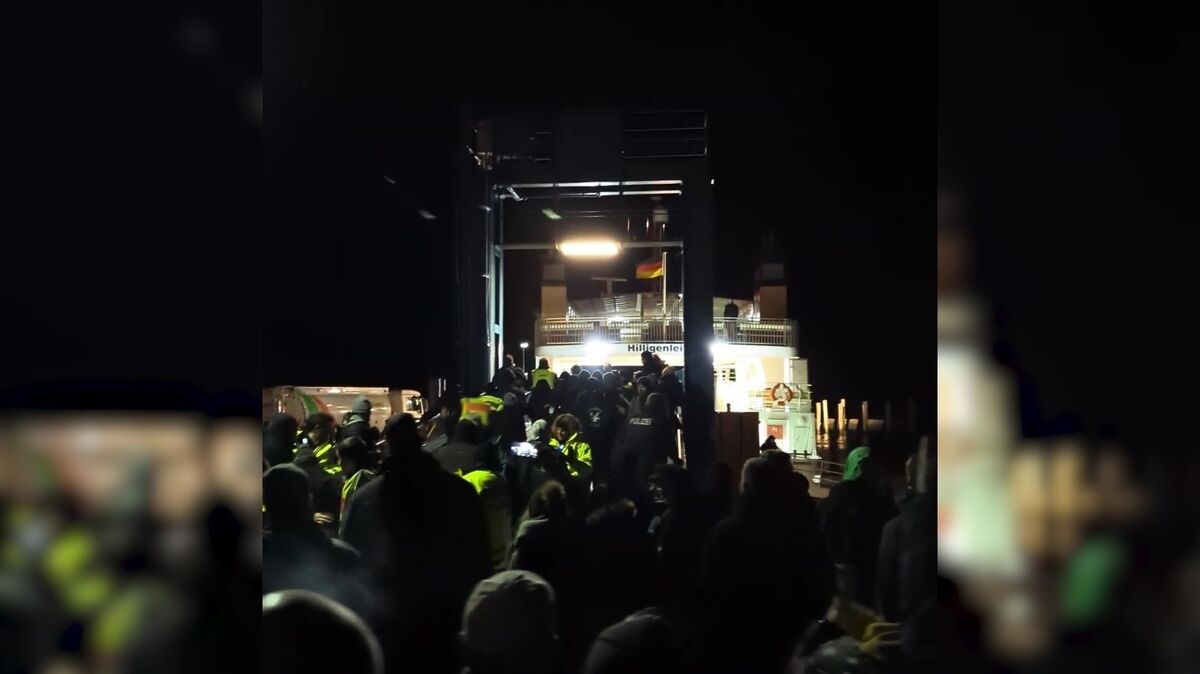 Wütende Bauern hinderten Vizekanzler Robert Habeck (Grüne) in Schlüttsiel in Schleswig-Holstein am Verlassen einer Fähre. Der Kapitän fuhr zurück zur Hallig Hooge. Zwischenzeitlich wurde das Gerücht verbreitet, es gehe nach Cuxhaven. Foto: dpa/WestküstenNews