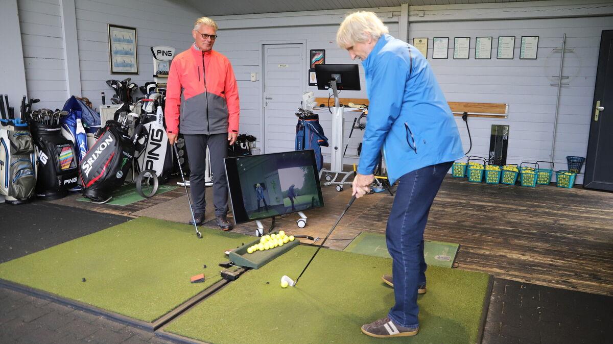 Norbert Plambeck als Proband unter den Augen von Head-Professional Uwe Varenkamp in der "Flightscope Hall". Hier können unter anderem Fehler beim Abschlag erkannt und dann auch korrigiert werden. Foto: Witthohn