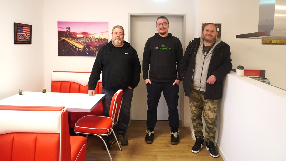 Aus Axel Klostermann (li.), Philipp Schultz und Oliver Wachtel (re.) besteht das Team des Jugendzentrums in Hemmoor. Oliver Wachtel ist seit mehr als 20 Jahren Leiter. Der Bereich für die offene Jugendarbeit gleicht einem amerikanischen Diner. Foto: Brettschneider