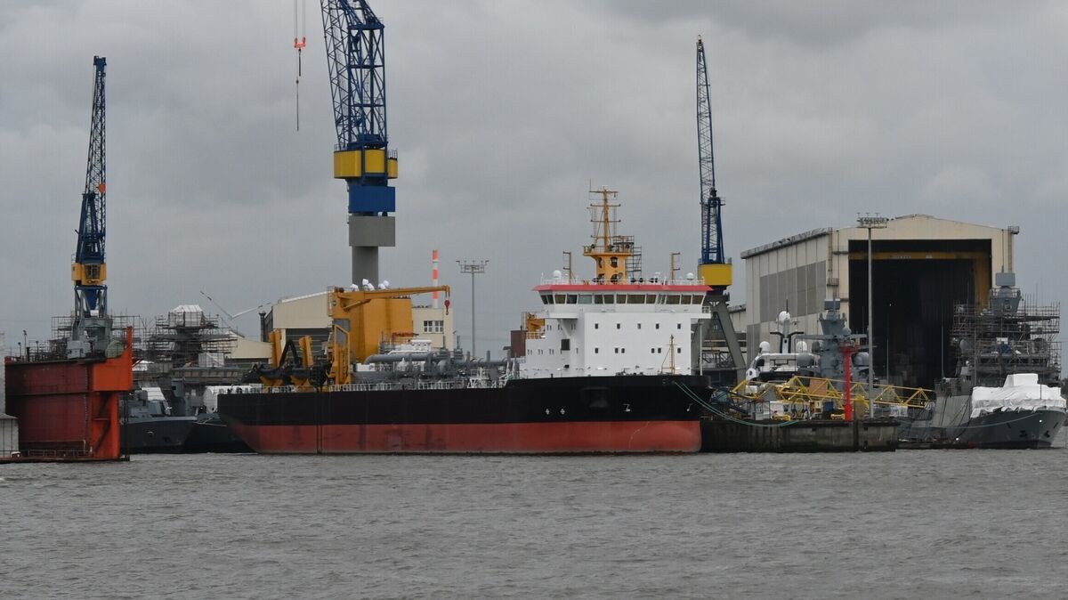 Das Baggerschiff „Osteriff“ in der Werft von Blohm + Voss in Hamburg. Wann das Schiff von der Wasserstraßen- und Schifffahrtsverwaltung in Betrieb genommen werden kann, ist nach wie vor ungewiss. Foto: Vasel