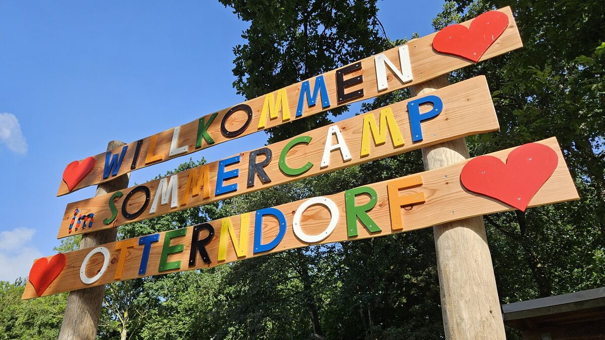 So freudig wie das Schild, ist für gewöhnlich auch die Stimmung im Sommercamp Otterndorf. Jugendfeuerwehren, Sportvereine, Schulen, Jugendeinrichtungen, Kirchen und weitere Verbände nutzen das Gelände in Müggendorf. Foto: Rahn