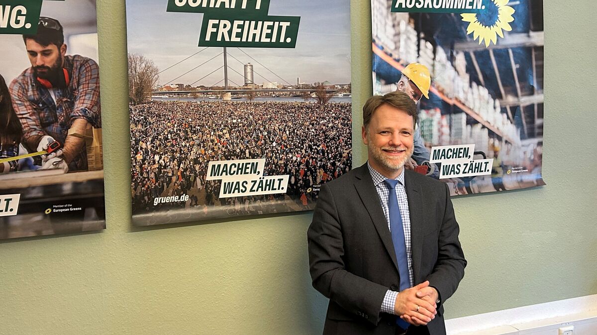 Niedersachsens Finanzminister Gerald Heere im Büro der Cuxhavener Grünen. Er kam direkt aus den Beratungen über den Landeshaushalt für 2026 an die Küste, um Gespräche zu führen und an einer Talkrunde teilzunehmen. Foto: Rohde