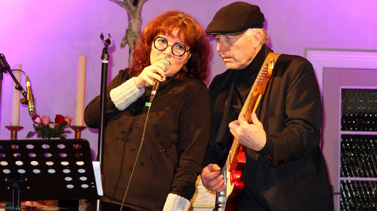 Angèle Deltgen wird seit fünf Jahren von Martin Bosch musikalisch begleitet. Auch in der St.-Johannes-Kirche in Steinau ist der Gitarrist dabei. Foto: Tonn