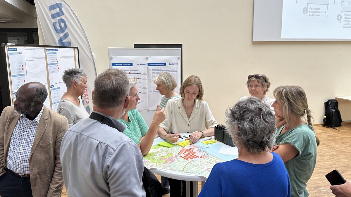 Anregungen aus der Bevölkerung waren gefragt, als es im Juni 2025 um die Frage ging, wie Cuxhaven sich gegen die Folgen des Klimawandels wappnen sollte. Kein Thema, das die Massen in die Bürgerhalle holte - obwohl alle betroffen sind. Foto: Reese-Winne