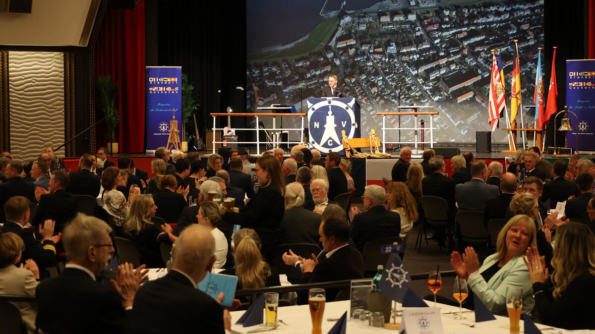 Wenn der Nautische Verein Cuxhaven (NVC) und sein Vorsitzender Kapitän Arne Ehlers einladen, dann kommt, was Rang und Namen in der maritimen Wirtschaft hat. Foto: Larschow