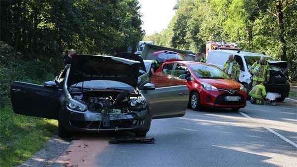 Unfall auf der B73 in Stade: Sechs Autos verwickelt - Minibagger kippt auf Fahrbahn