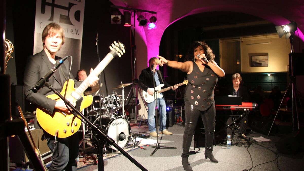 Bluesrevue: Gregor Hilden (im Bild links) leitet die große Bluesrevue zum 40. JFC-Jubiläum am 31. Oktober mit Big Daddy Wilson, Deborah Woodson und Thomas Feldmann. Unsere Archivaufnahme wurde vor einigen Jahren beim Konzert in den Hapag-Hallen aufgenommen.