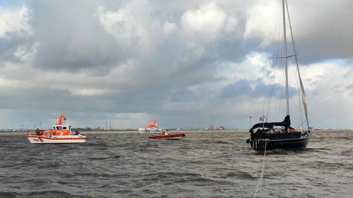 Seenotretter mussten ein vor Brunsbüttel auf Grund gelaufene Jacht freischleppen.  Foto: Die Seenotretter - DGzRS