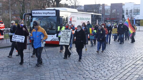 "Sonntagsspaziergänger" auf Tuchfühlung mit dem Cuxhavener Impfbus