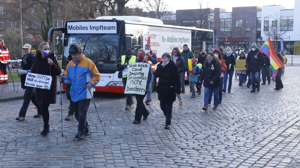 Cuxhavener "Sonntagsspaziergänger" passierten beim Start ihres Protestmarschs den Impfbus. Foto: Koppe