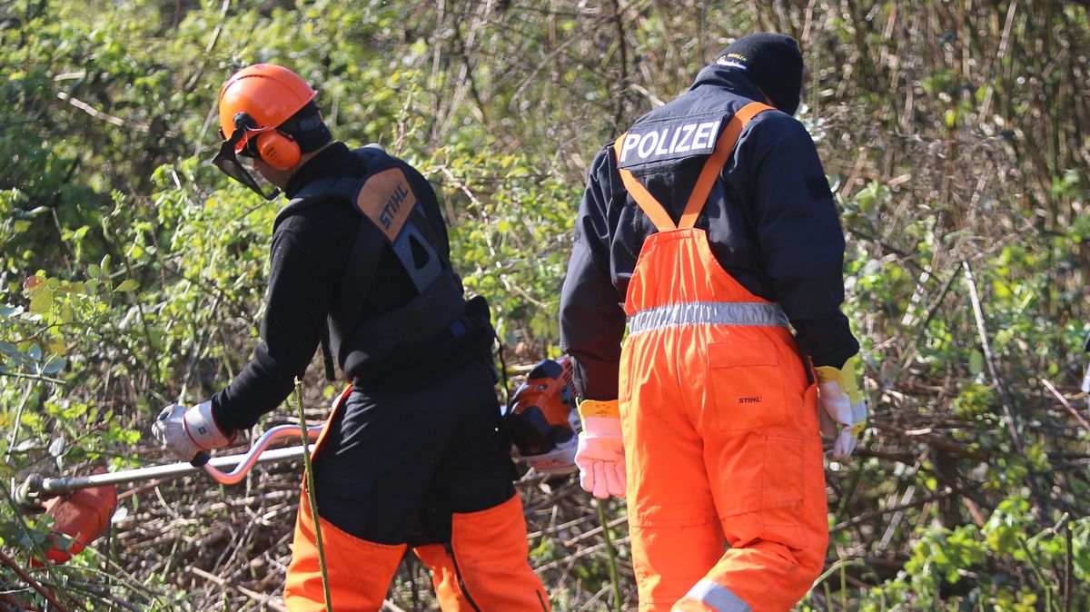 Polizei sucht am 15. April 2019 nach der Tatwaffe, unter anderem hinter dem AOK-Gebäude in Cuxhaven. Messermord, Syrer stach Syrer ab,