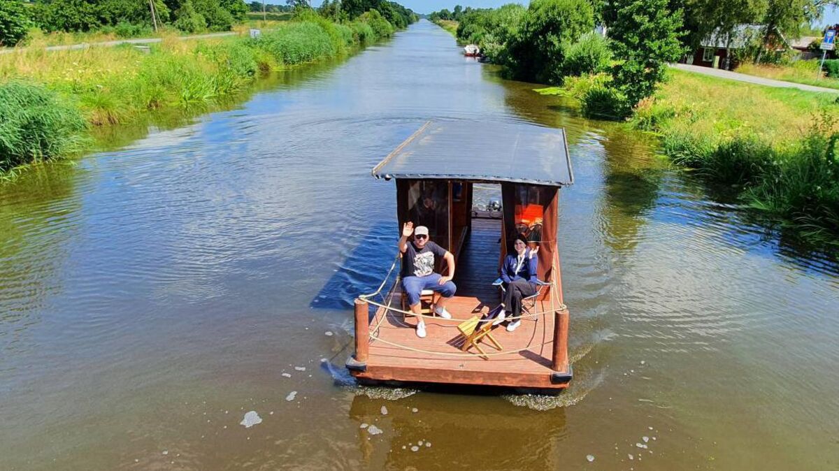 Ein Hauch von Abenteuer inmitten der zivilisierten Welt: Auf den Flößen, die am Hadelner Kanal in Otterndorf gemietet werden können, kommt man sich im Nu wie Tom Sawyer vor, der mit seinem Freund Huckleberry Finn über den Mississippi schippert. Foto: Leuschner