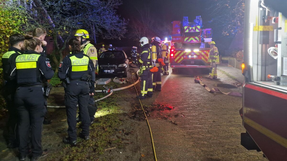 35 Feuerwehrleute waren in der Nacht zum Montag in der Hildesheimer Straße im Einsatz. Foto: Fischer