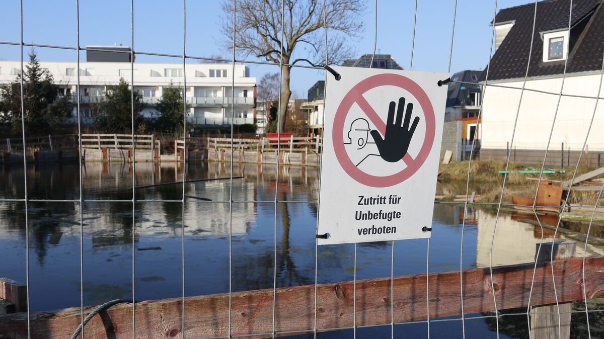 Anwohner wiesen auf Gefahren hin, die von der mit Wasser vollgelaufenen Baugrube ausgehen könten. Das Vorhaben mit dem Namen "Be Add 53 Grad Nord" sollte ursprünglich schon im zweiten Quartal abgeschlossen sein. Foto: Koppe
