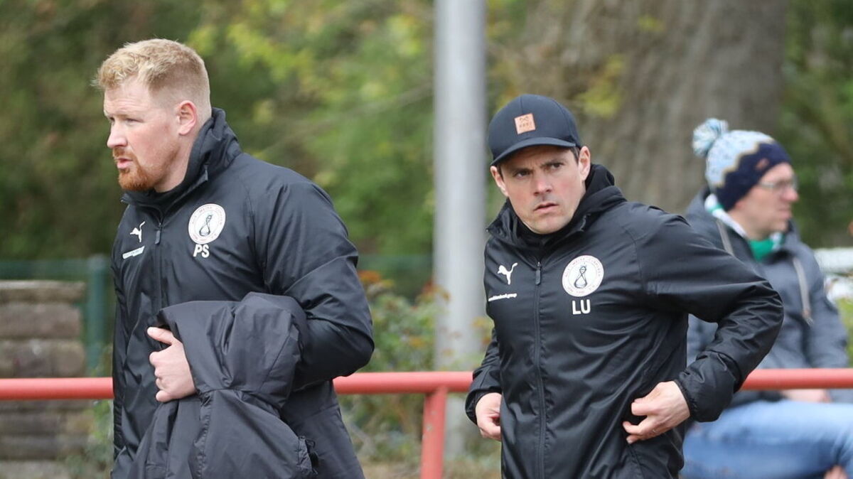 Rot-Weiss Cuxhavens Trainer Lars Uder (r.) ist fokussiert. Seine Mannschaft hat den direkten Wiederaufstieg in die Landesliga in der eigenen Hand. Foto: Unruh