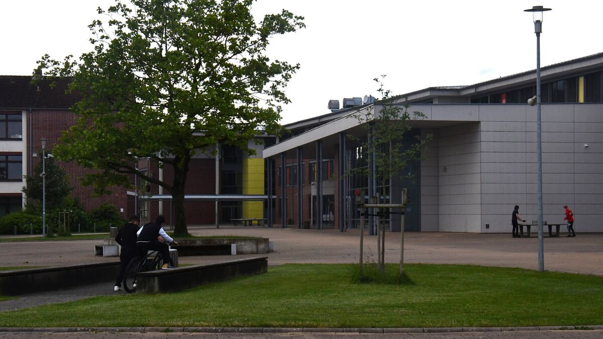 Von dem Otterndorfer Schulkomplex aus waren die rassistischen Parolen zu hören. Foto: Schröder