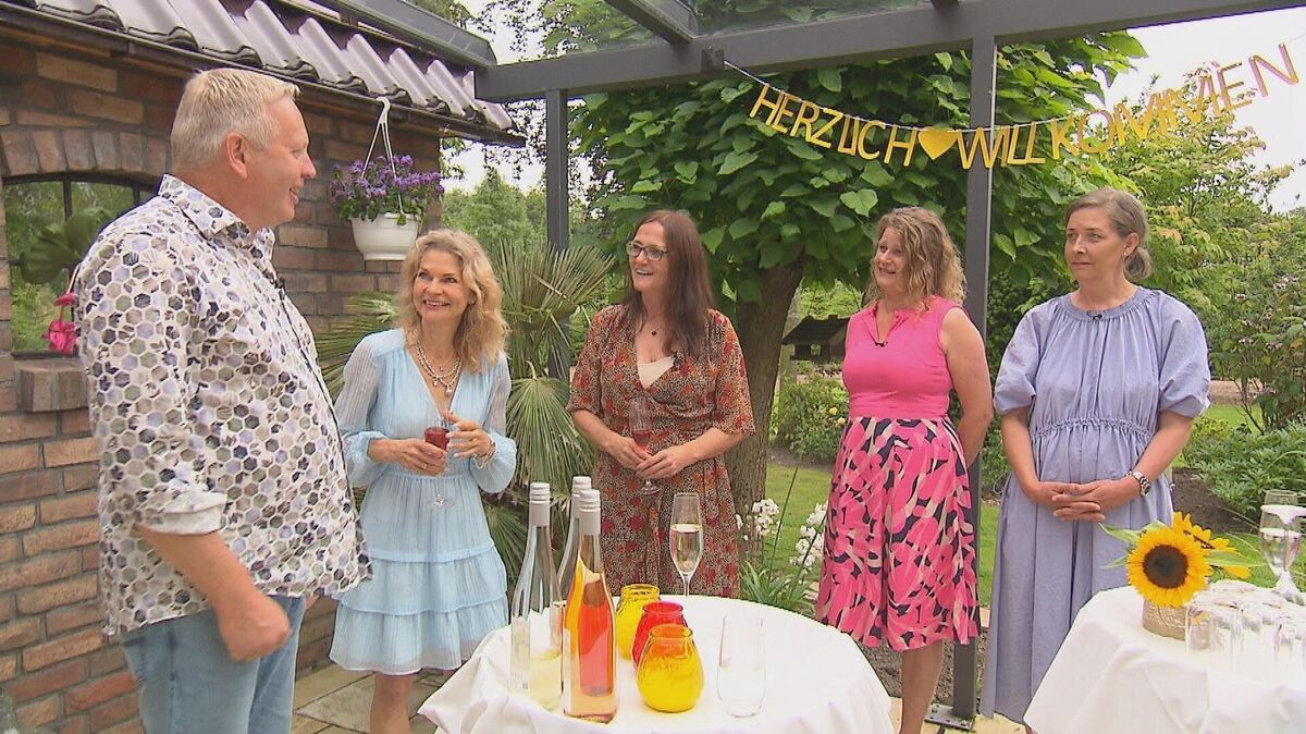 Nebenerwerbslandwirt und Geflügelhalter Jörg (57) hat gleich vier Frauen zum Kennenlernen auf seinen Hof eingeladen: Jessica (53, Personalberaterin), Kirstin (55, Verwaltungsangestellte), Carola (55, Schulsekretärin) und Petra (52, Headhunterin). Foto: RTL
