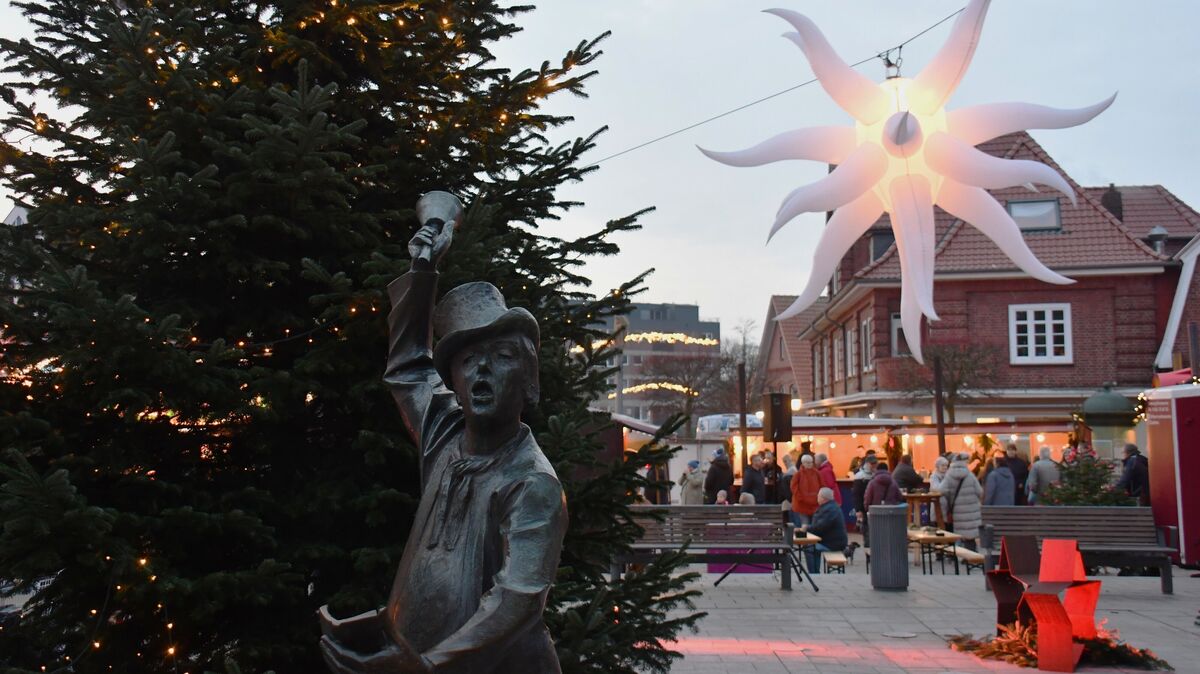 Der Sternenmarkt in Otterndorf lockte am dritten Adventswochenende zahlreiche Besucher in die historische Altstadt. Nach aktuellen Polizeiangaben könnte dort an allen drei Tagen rechtsradikale Musik abgespielt worden sein. Foto: Schröder
