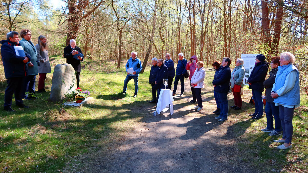 Gedenken ist immer auch Wachsamkeit – für Würde, Frieden und Menschlichkeit. Der Gedenkort „Am Kugelfang“ in Sahlenburg ist von erschütternder Aktualität. Foto: Tonn