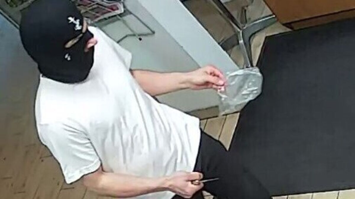 Die Polizei bittet um Mithilfe bei der Identifizierung des Mannes, der im März eine Tankstelle an der B 73 überfallen hat. Foto: Polizei Stade