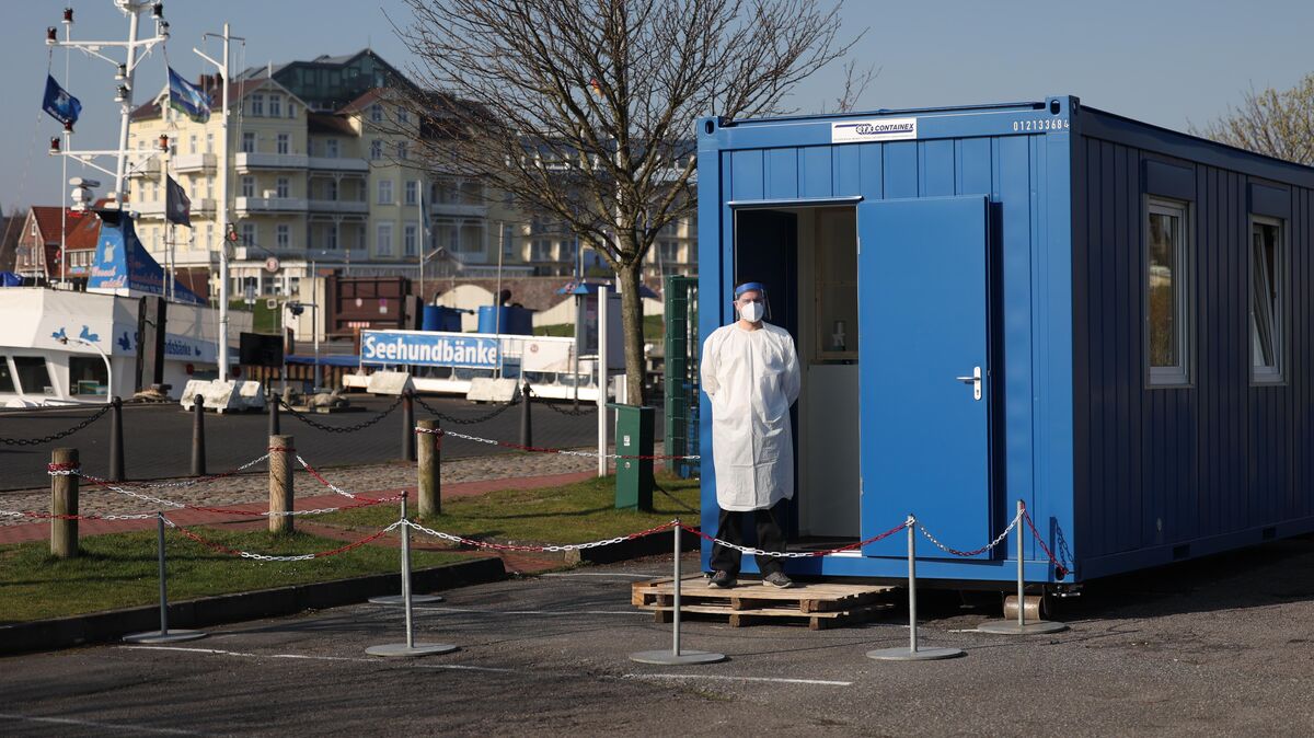 Christian Kruse steht vor der Corona-Schnellteststation an der Alten Liebe in Cuxhaven. Foto: Lütt