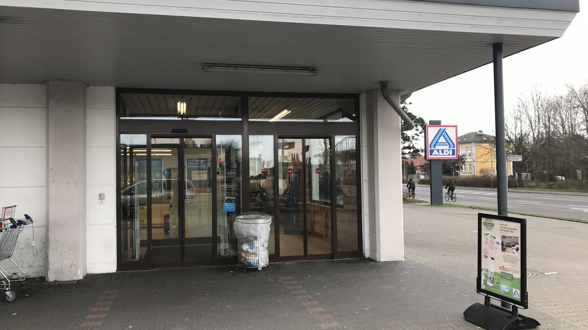Nicht viel los bei der Aldi-Filiale an der Grodener Chaussee: An dieses Bild müssen sich die Menschen im Lehfeld ab Mitte März gewöhnen. Dann bleibt der Discounter nämlich dauerhaft geschlossen. Foto: Kolbenstetter
