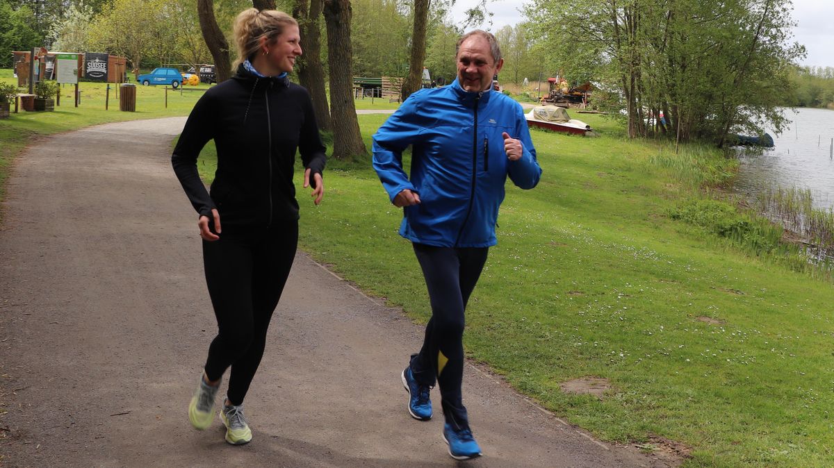 Harald Zahrte (r.) und Redakteurin Jara Tiedemann waren zusammen joggen und sprachen über die bevorstehende Wahl. Foto: Konken