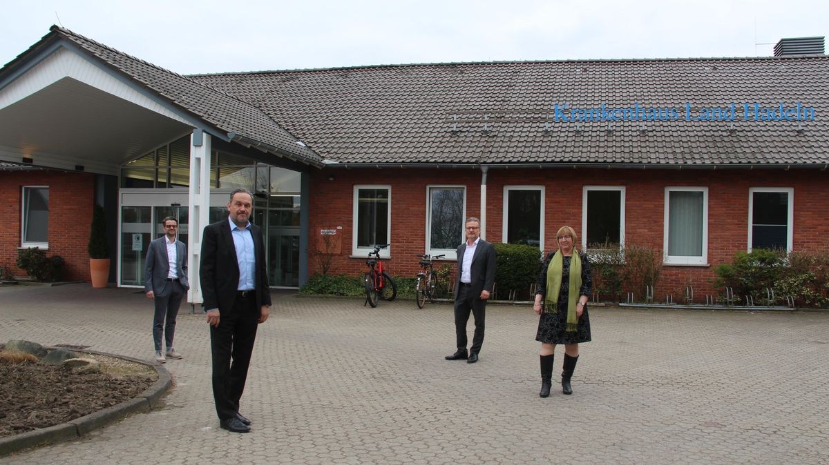Geschäftsführer Eidt und Gawinski, Fachanwalt Neef und Verwaltungsdirektorin Kömpe vor der Klinik. Foto: Kramp
