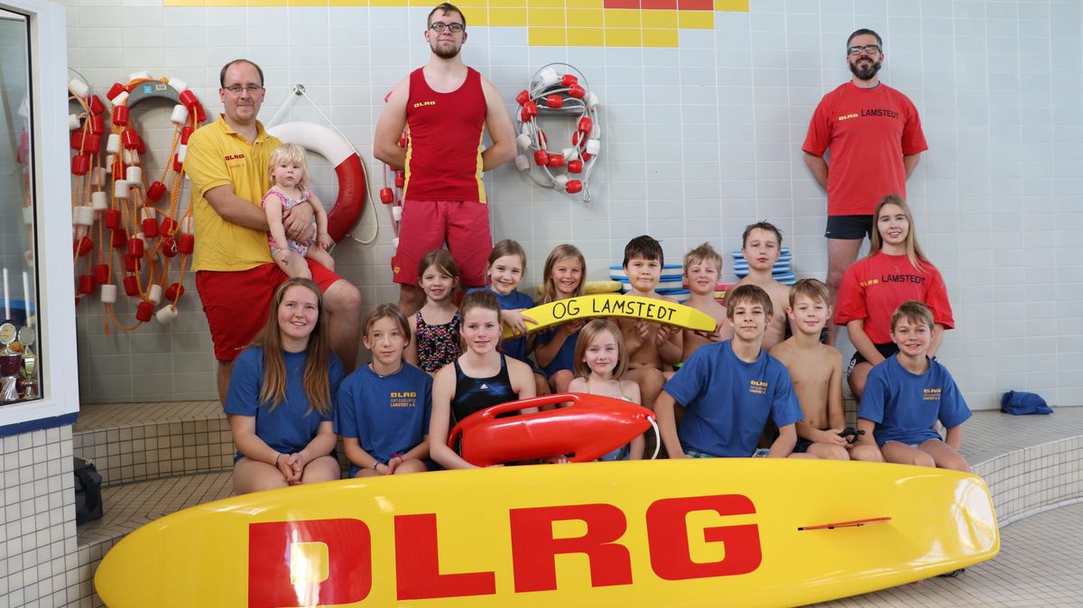 Immer sonnabends ab 10.30 Uhr trainieren die Kinder und Jugendlichen nach Altersgruppen und Schwimmfähigkeit im Lamstedter Hallenbad "Lambada". Hier können sie unter anderem ihre DLRG-Rettungsschwimmabzeichen machen und lernen, was im Notfall zu tun ist. Fotos: Tiedemann