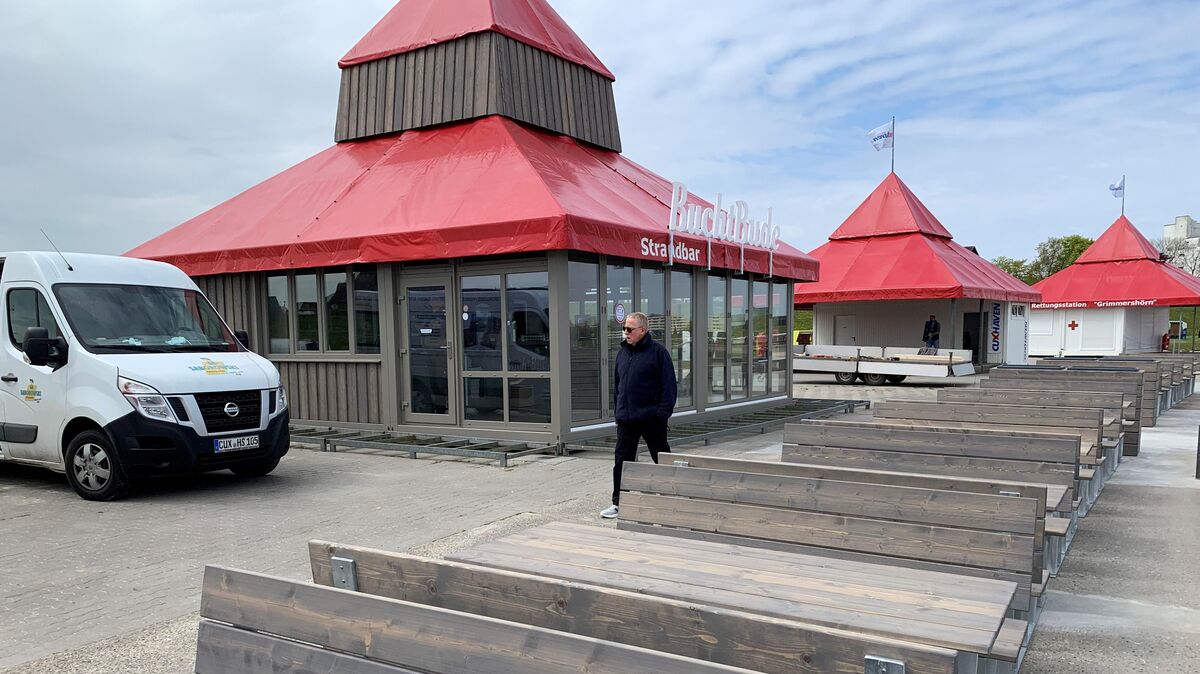 Die Bänke vor der neuen "Buchtbude" in der Cuxhavener Grimmershörnbucht stehen schon. Hier will der Gastronom Jan Fitter Selbstbedienung anbieten. Die Sitzbereiche mit den Service-Plätzen links und rechts der Container fehlen noch. Foto: Kuczorra
