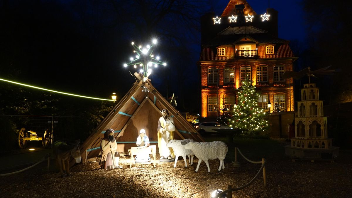 Der Weihnachtsmarkt "Weihnachtszauber" am Schloss Ritzebüttel in Cuxhaven wurde feierlich eröffnet. Foto: Pejic