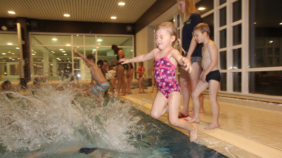 Abenteuer Schwimmen lernen. Um den Jüngsten die Angst vor dem Wasser zu nehmen und sie Schritt für Schritt zu Schwimmern zu machen, treibt die DLRG-Ortsgruppe Otterdorf großen Aufwand. Um die rund 200 Kinder und Jugendlichen kümmern sich 50 Trainer. Fotos: Sassen
